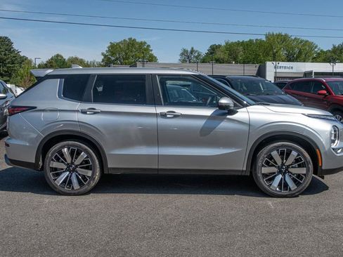 New 2025 Mitsubishi Outlander AWD image 9