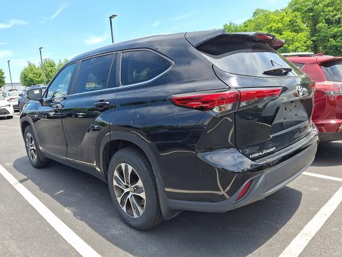 Used 2023 Toyota Highlander XLE AWD/4WD image 3