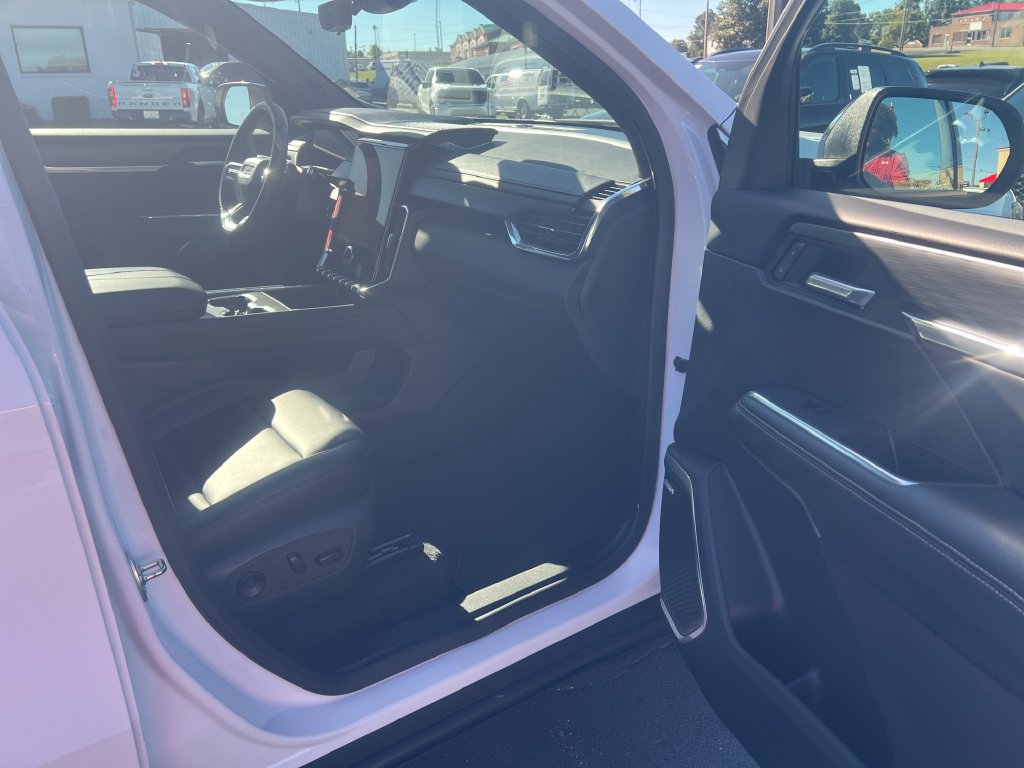 Used 2026 GMC Acadia Elevation w/ Elevation Premium Package FWD image 32