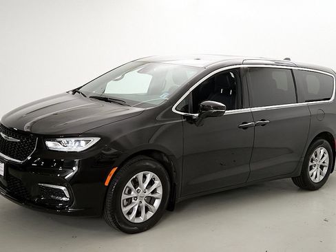 Used 2025 Chrysler Pacifica Select AWD/4WD image 6