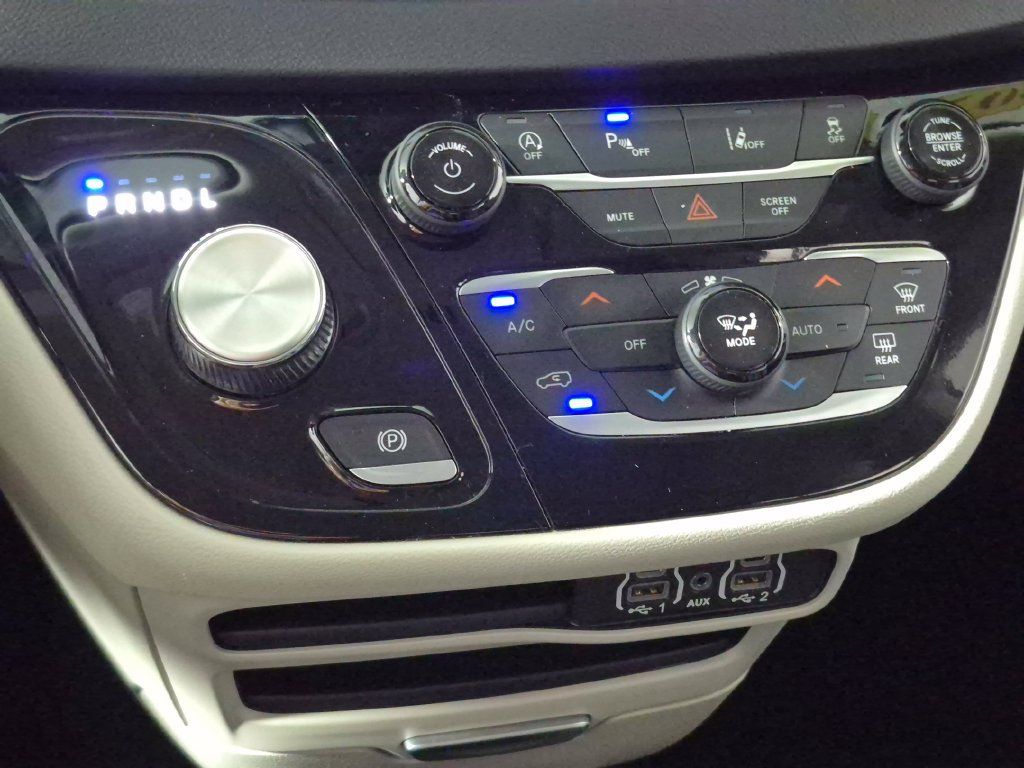Used 2024 Chrysler Pacifica Touring-L FWD image 19
