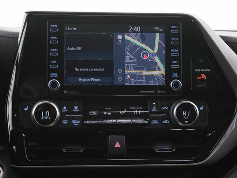 Used 2022 Toyota Highlander XLE AWD/4WD image 19