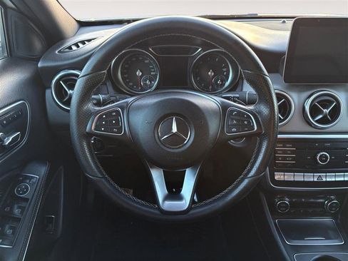 Used 2018 Mercedes-Benz GLA 250 4MATIC w/ Premium Package image 12