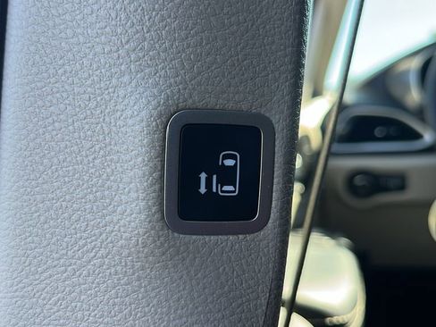 Used 2024 Chrysler Pacifica Touring-L image 37