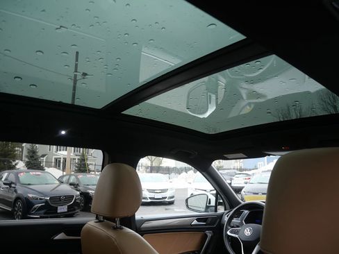 Used 2022 Volkswagen Tiguan SE w/ Panoramic Sunroof Package image 28