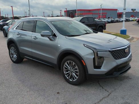 Used 2025 Cadillac XT4 Premium Luxury image 2