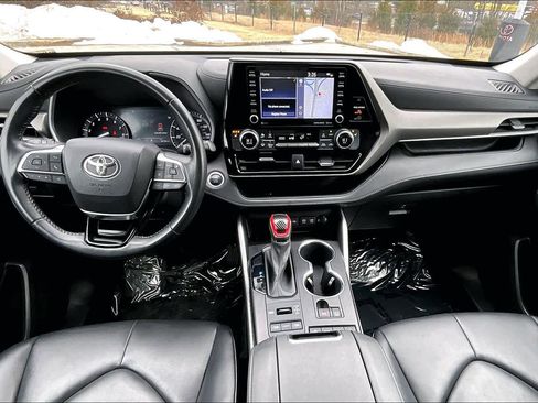 Used 2021 Toyota Highlander XLE image 16