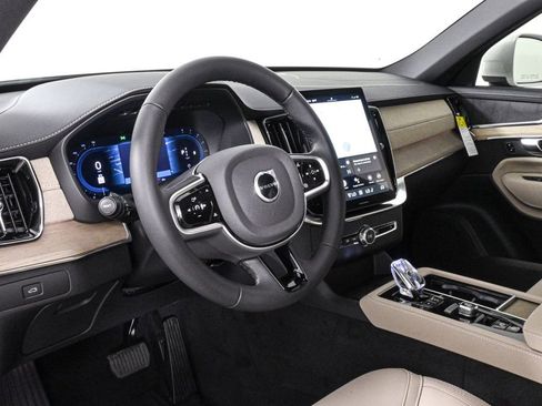 New 2025 Volvo XC90 B6 Core w/ Climate Package image 22
