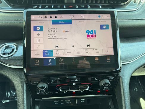 Used 2023 Jeep Grand Cherokee L Limited w/ Trailer Tow Group (B) AWD/4WD image 39