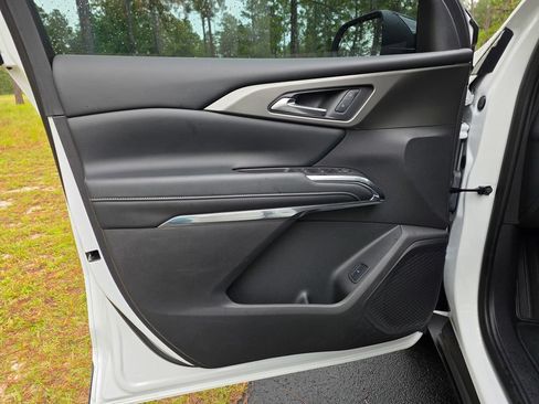 Used 2025 Chevrolet Traverse LT FWD image 11