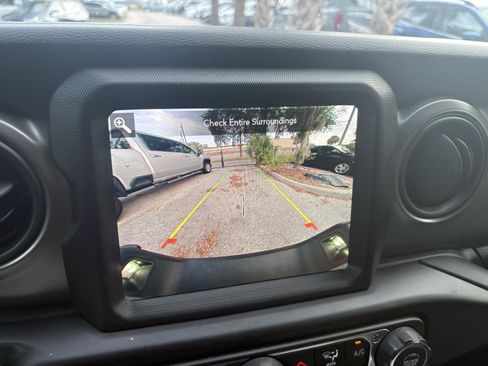 Used 2022 Jeep Gladiator Sport AWD/4WD image 12