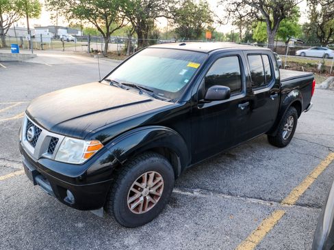 Used 2017 Nissan Frontier SV image 3