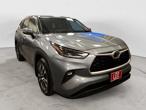 Used 2021 Toyota Highlander XLE AWD/4WD image 7