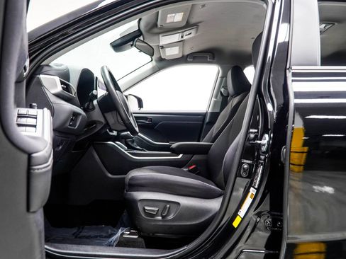 Used 2025 Toyota Highlander LE FWD image 35