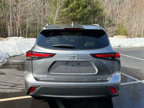 Used 2025 Toyota Highlander XLE image 4