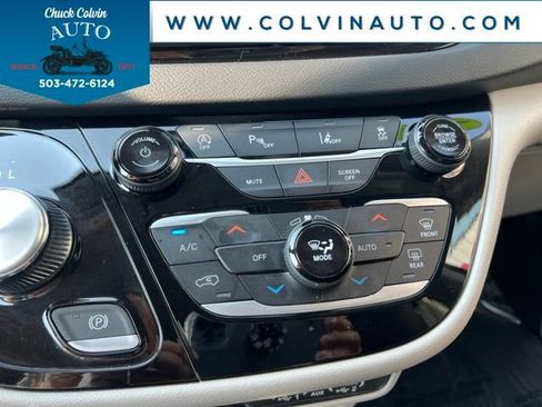 Used 2023 Chrysler Pacifica Touring-L FWD image 21
