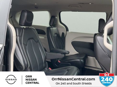 Used 2023 Chrysler Pacifica Touring-L FWD image 12