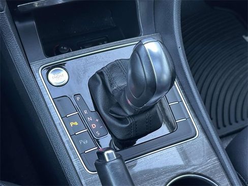 Used 2017 Volkswagen Passat 1.8T SEL Premium image 32