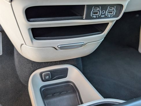 Used 2024 Chrysler Pacifica Touring-L FWD image 16