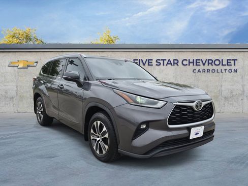 Used 2021 Toyota Highlander XLE image 1