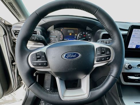 Used 2024 Ford Explorer XLT RWD image 11