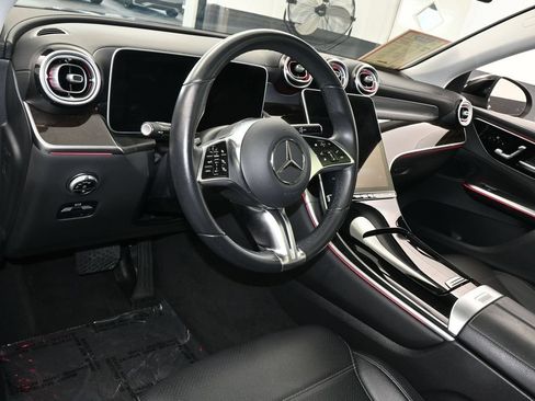 Used 2025 Mercedes-Benz GLC 300 4MATIC image 13