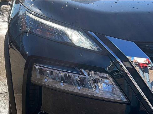 Used 2023 Nissan Rogue SV image 11