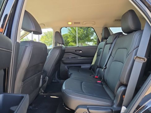 Used 2025 Nissan Pathfinder SL FWD image 13