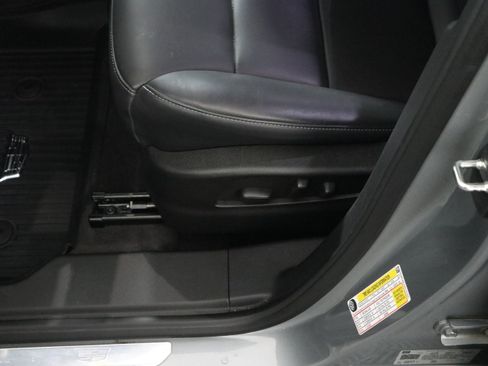 Used 2023 Cadillac XT4 Luxury w/ Cold Weather Package FWD image 22