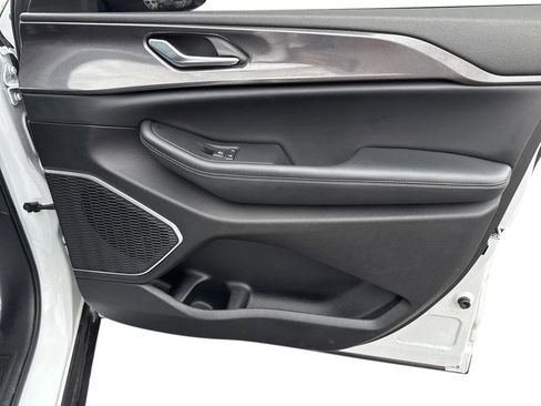 Used 2022 Jeep Grand Cherokee L Laredo image 13