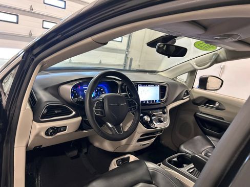 Used 2023 Chrysler Pacifica Touring-L FWD image 16