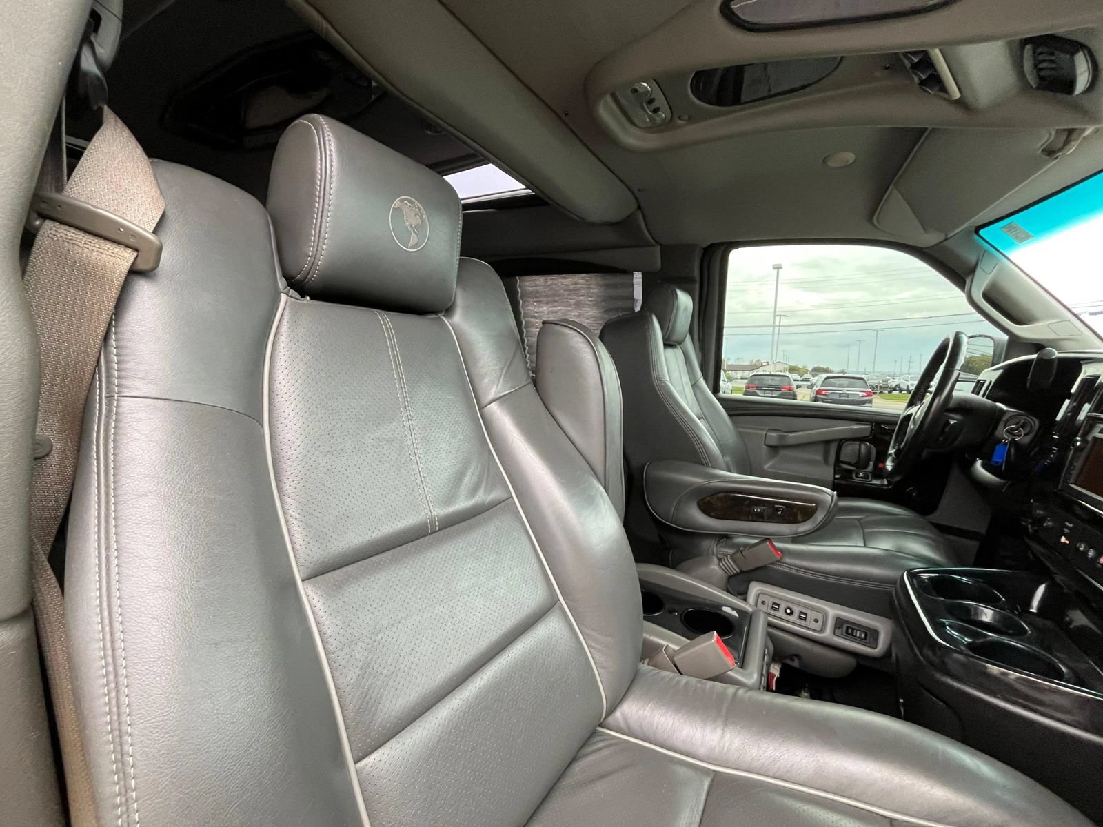 Used 2018 Chevrolet Express 2500 Extended w/ Enhanced Convenience Package RWD image 36