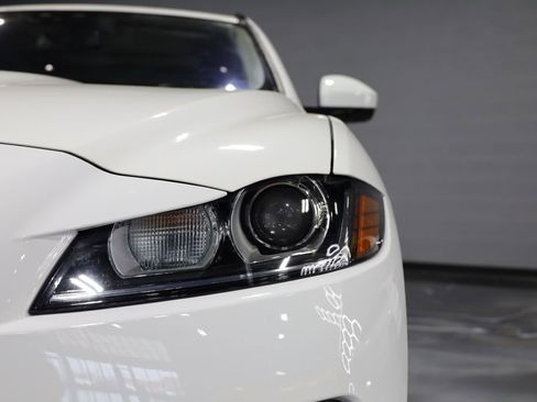 Used 2017 Jaguar F-PACE Premium image 30