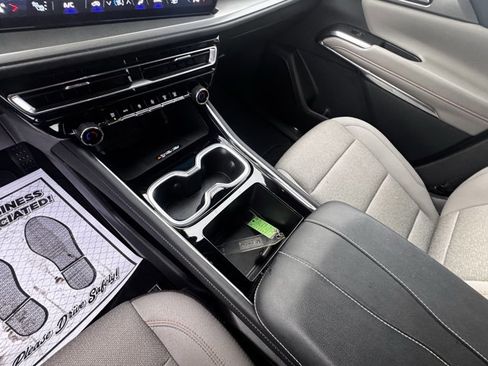 Used 2025 Chevrolet Traverse LT image 22