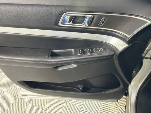 Used 2016 Ford Explorer XLT w/ Equipment Group 202A AWD/4WD image 11