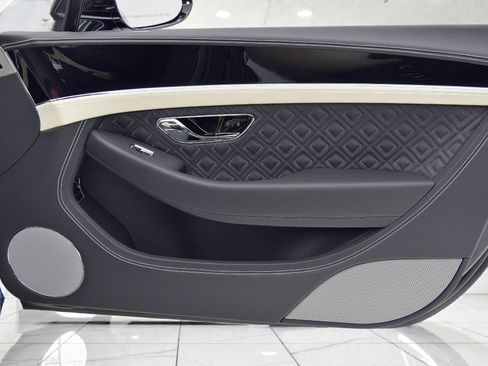 Used 2021 Bentley Continental GT image 33