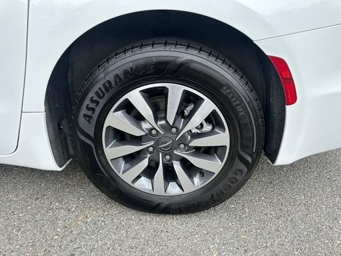 Used 2022 Chrysler Pacifica Touring-L FWD image 15