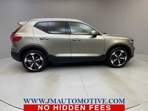 Used 2022 Volvo XC40 T5 Momentum w/ Climate Package image 6