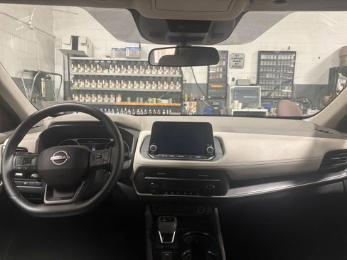 Used 2025 Nissan Rogue SV FWD image 35