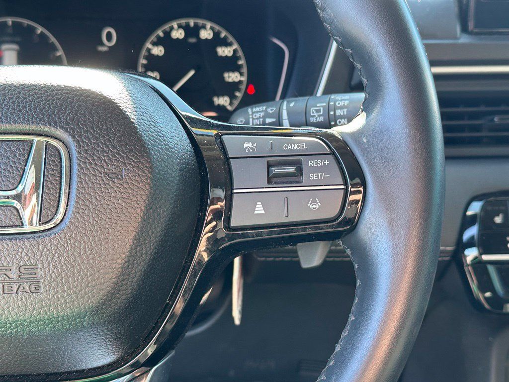 Used 2025 Honda Pilot Touring image 11