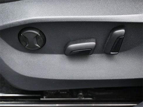 Certified 2025 Volkswagen Taos SE image 10