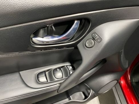 Used 2017 Nissan Rogue S w/ S Appearance Package AWD/4WD image 10