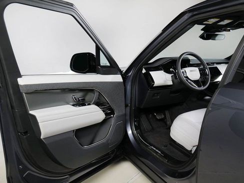 Used 2025 Land Rover Range Rover Sport image 17