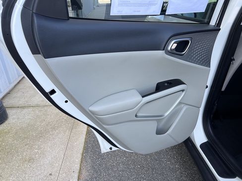 Used 2025 Kia Soul LX w/ LX Technology Package FWD image 24