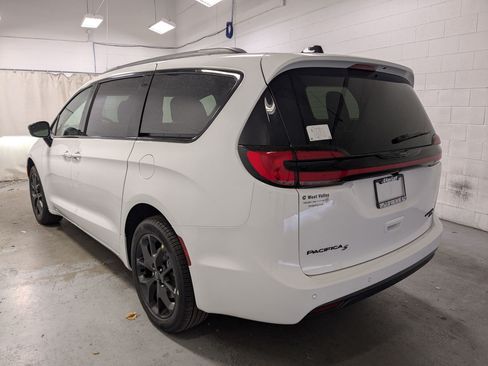 New 2026 Chrysler Pacifica Limited w/ S Appearance Package AWD/4WD image 8