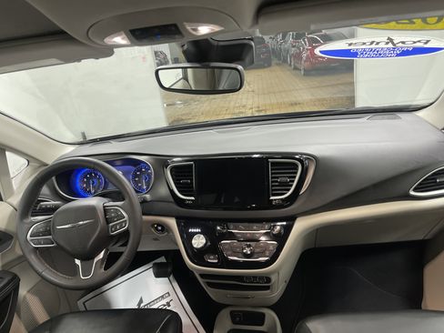 Used 2023 Chrysler Pacifica Touring-L image 21