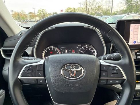 Used 2023 Toyota Highlander XLE AWD/4WD image 29