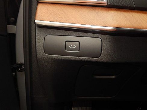 Certified 2025 Volvo XC90 B6 Plus image 23