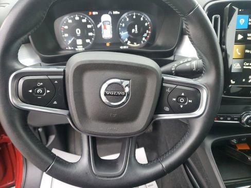 Used 2021 Volvo XC40 T5 Momentum w/ Climate Package image 17