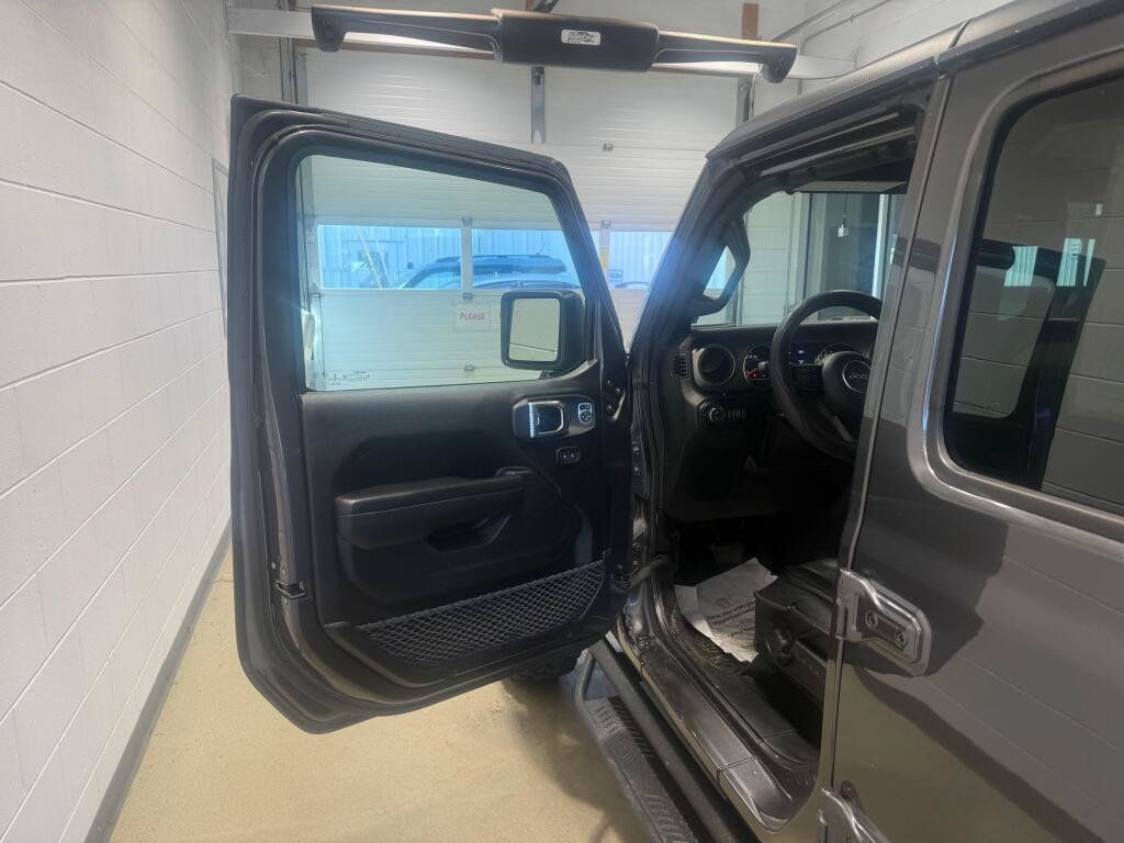 Used 2021 Jeep Gladiator Sport AWD/4WD image 19